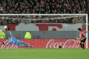 De vilão a herói: Agustín Rossi brilha e leva o Flamengo à semifinal da Libertadores