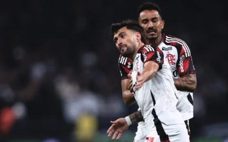 Flamengo vira sobre o Corinthians e amplia liderança no Brasileirão