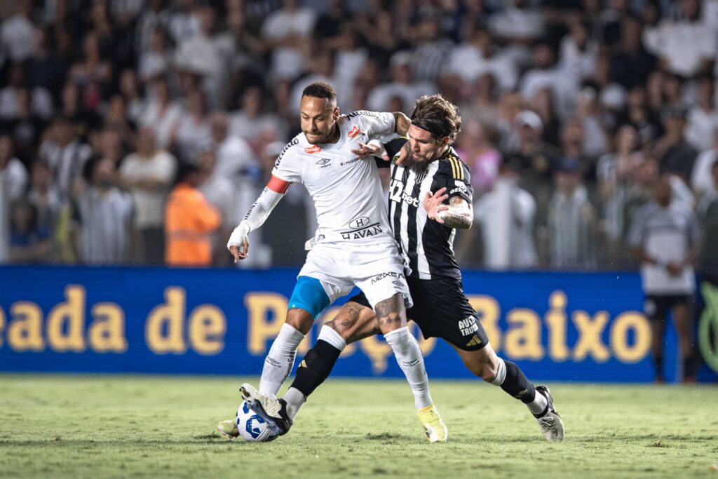Santos e Atlético-MG empatam em jogo marcado por lesão dramática