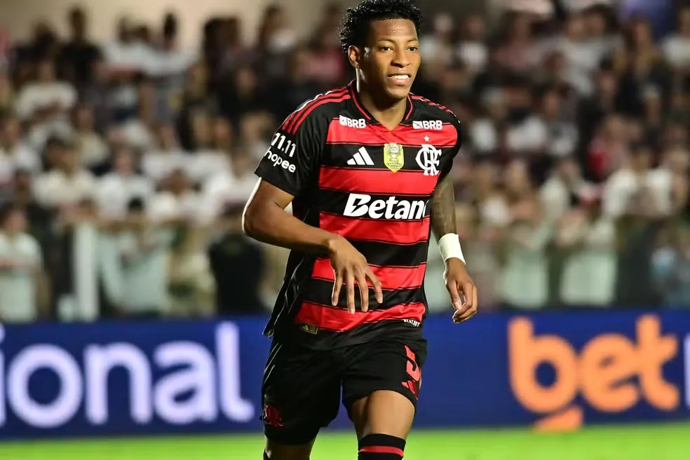 Flamengo enfrenta desafios com expulsões e mantém apoio a Plata Flamengo enfrenta desafios com expulsões e mantém apoio a Plata